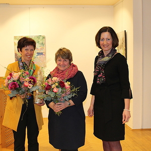 Irmgard Schneider (Mitte) ist die neue Leiterin der Pfarrgalerie