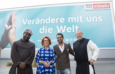 Die Plakate für die Nächstenliebe werden in ganz Österreich hängen. Im Bild (v.l.n.r.): Pater Sandesh Manuel, Inge Klingohr, Fadi Merza, Pater Karl Wallner. 