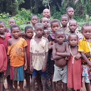 Kindergruppe im Dorf Yemo