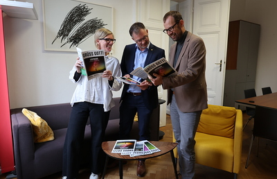 Katrin Leinfellner, Martin Halmer und Helmut Schmidt freuen sich über das neue Magazin.